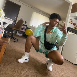 Meet your Posher, Maya